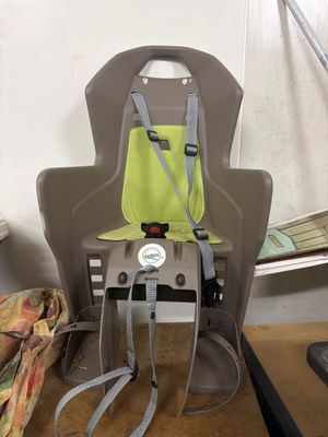 une image représentant une chaise haute pour enfant équipée d'une ceinture de sécurité