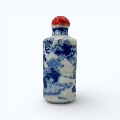 CHINE, dynastie Qing Tabatière cylindrique en porcelaine à d…