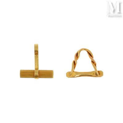 deux paires de boucles d'oreilles en or à clip, ornées d'un nœud à chaque extrémité