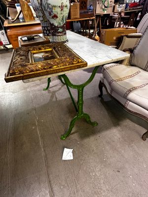 une table sur laquelle se trouve un vase, dans une pièce