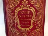 un livre rouge posé sur une table, à côté d'une étiquette de prix