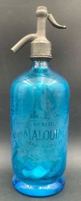 une image représentant une bouteille en verre bleue munie d'une poignée en métal