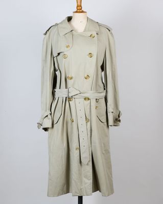un trench-coat beige sur un mannequin, un mannequin, un mannequin, un mannequin, un mannequin, un mannequin, un mannequin, un mannequin, un mannequin, un mannequin, un mannequin, un mannequin, un mannequin, un mannequin, un mannequin, un mannequin, un mannequin, un mannequin, un mannequin, un mannequin, un mannequin, un mannequin, un mannequin, un mannequin, un mannequin, un mannequin, un mannequin, un mannequin, un mannequin, un mannequin, un mannequin, un mannequin, un