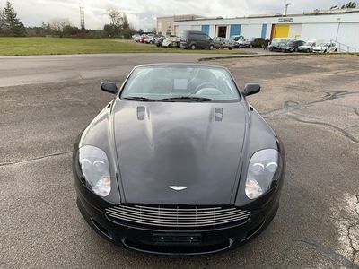 une photo d'une voiture de sport noire garée sur un parking
