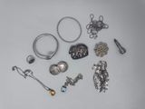 beaucoup de bijoux en argent sur une surface blanche