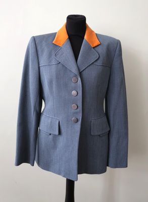 blazer bleu et orange sur un mannequin, un mannequin, un mannequin, un mannequin, un mannequin, un mannequin, un mannequin, un mannequin
