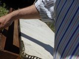 un homme qui tient un tambour à la main