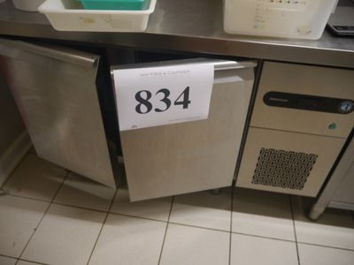 une photo d'une cuisine équipée d'un lave-vaisselle et d'un réfrigérateur