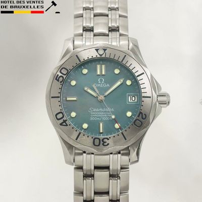 une image montrant un gros plan d'une montre-bracelet au cadran bleu