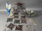un grand nombre d'objets posés sur une table