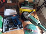 de nombreux outils posés sur une table