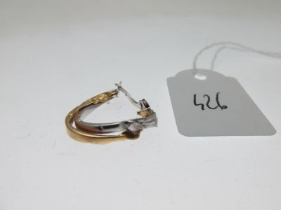 Gros plan sur une paire de boucles d'oreilles avec une étiquette de prix