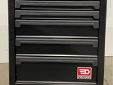 un gros plan d'une armoire à outils noire à cinq tiroirs