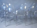 trois chaises en plastique transparent placées les unes à côté des autres sur une surface blanche
