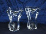 une paire de vases en verre transparent posés sur une surface noire