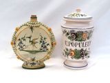 deux vases placés l'un à côté de l'autre sur une table