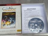 une boîte contenant un DVD, posée sur une table