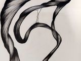 dessin en noir et blanc représentant les cheveux d'une femme flottant au gré du vent