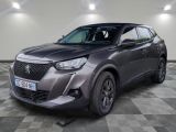 le SUV gris est garé sur le sol en damier d'un garage