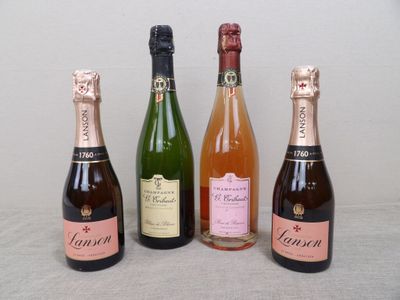 trois bouteilles de vin posées sur une table, l'une à côté de l'autre