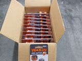 une boîte de piles orange posée par terre