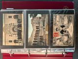 une boîte rouge sur laquelle figurent trois images représentant un bâtiment et un train