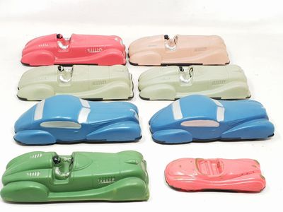 8 voitures jouets en celluloïd (v.
