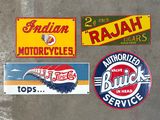 plusieurs affiches accrochées au mur d'un garage