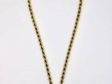 un collier en or avec un pendentif en forme de croix au bout d'une chaîne