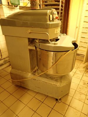 un mixeur posé au milieu du sol de la cuisine