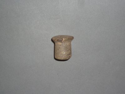 une photo d'un petit objet en poterie posé sur une table
