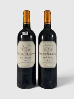 deux bouteilles de vin posées l'une à côté de l'autre sur une surface blanche