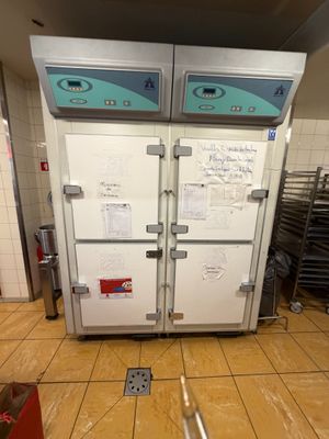 une photo d'une cuisine professionnelle équipée de deux fours