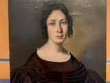 portrait d'une femme en robe marron