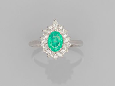 une bague à grappes d'émeraudes et de diamants