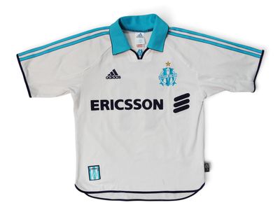 une chemise blanche avec un col bleu et une bande noire sur la poitrine