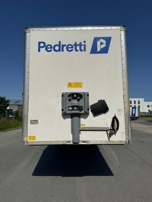 une camionnette blanche équipée d'un parcmètre à l'arrière