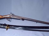 deux types d'armes différents qui sont exposés