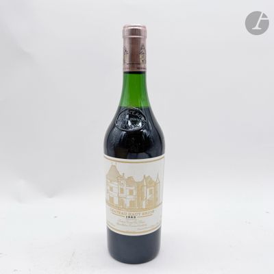 une bouteille de vin posée sur une table
