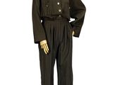 mannequin vêtu d'un uniforme militaire, exposé sur une surface blanche