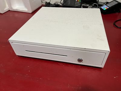 une image représentant une boîte blanche posée sur une table rouge