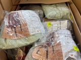 de nombreux sacs de nourriture posés dans une boîte par terre
