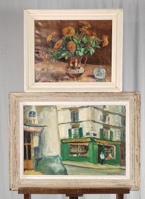tableau représentant un vase de tournesols posé sur une table, à côté d'un tableau représentant un bâtiment