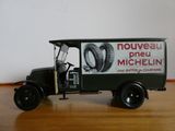 un camion jouet posé sur une table