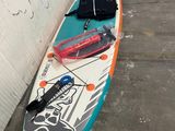 une planche de surf qui traîne dans le garage