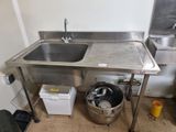 un évier en inox et une poubelle dans une cuisine