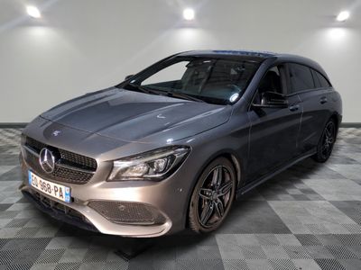 la mercedes cla est garée sur un sol en damier