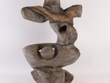 une photo d'une sculpture en bois surmontée d'un oiseau