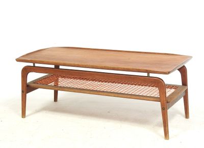 une table basse surmontée d'une étagère