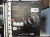 une boîte noire sur laquelle est représentée une moto